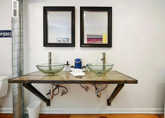 Holiday home Hostwise - The "row" House - Beautiful Space, Two King Beds Pittsburgh