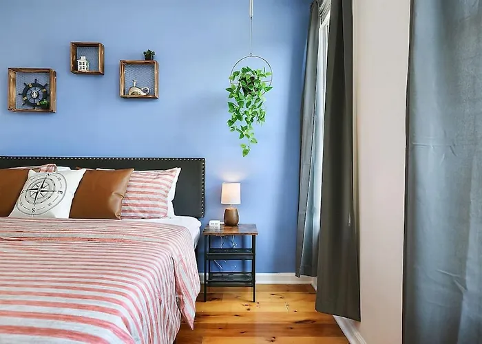 Hostwise - The "row" House - Beautiful Space, Two King Beds *