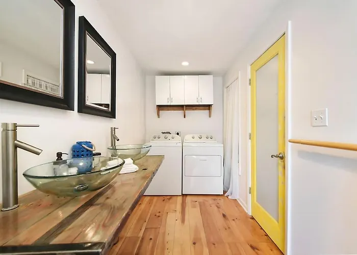 Holiday home Hostwise - The "row" House - Beautiful Space, Two King Beds *