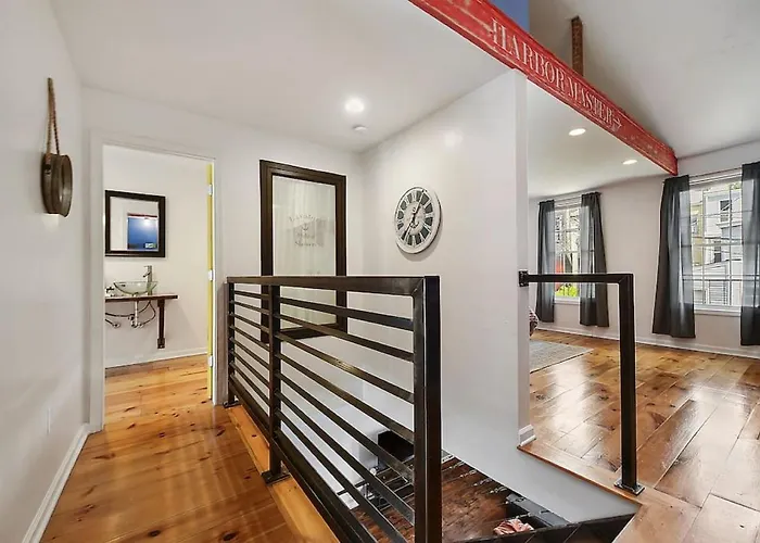 Hostwise - The "row" House - Beautiful Space, Two King Beds Holiday home