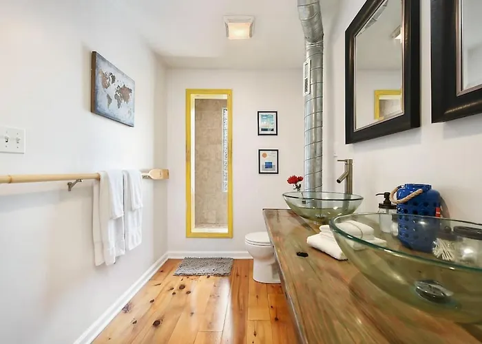 Hostwise - The "row" House - Beautiful Space, Two King Beds Holiday home *