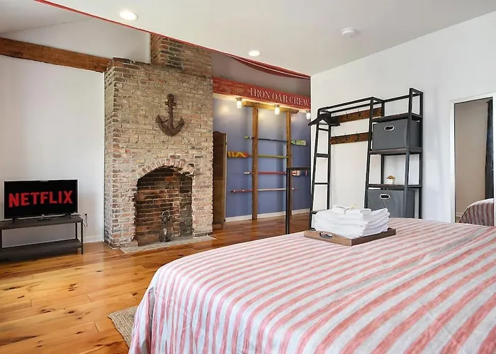 Holiday home Hostwise - The "row" House - Beautiful Space, Two King Beds *