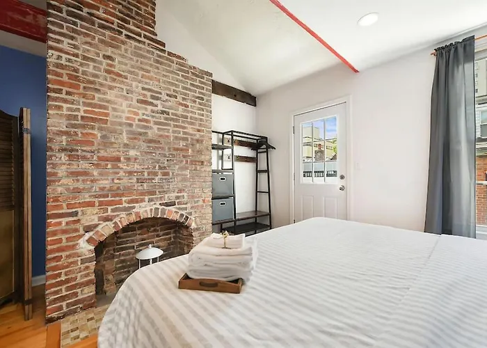 Hostwise - The "row" House - Beautiful Space, Two King Beds *