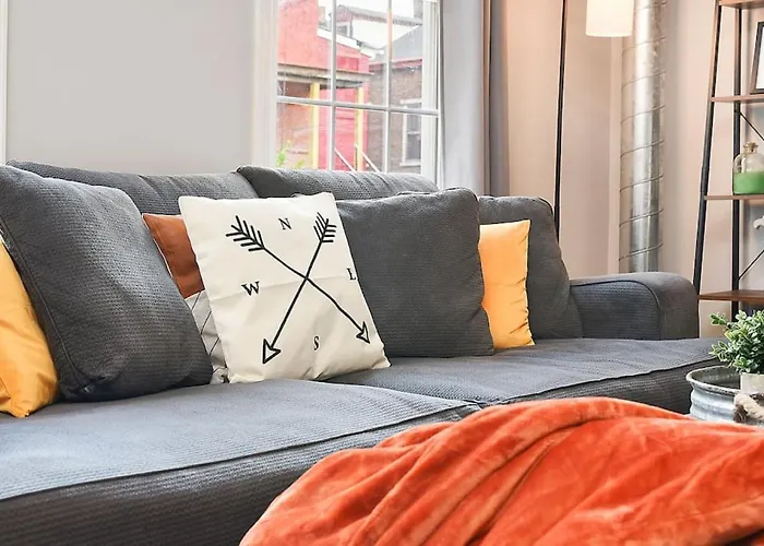 Holiday home Hostwise - The "row" House - Beautiful Space, Two King Beds Pittsburgh