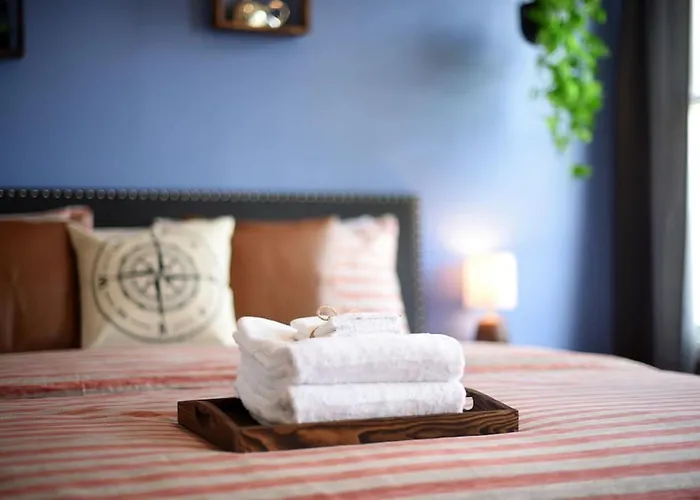 Holiday home Hostwise - The "row" House - Beautiful Space, Two King Beds Pittsburgh